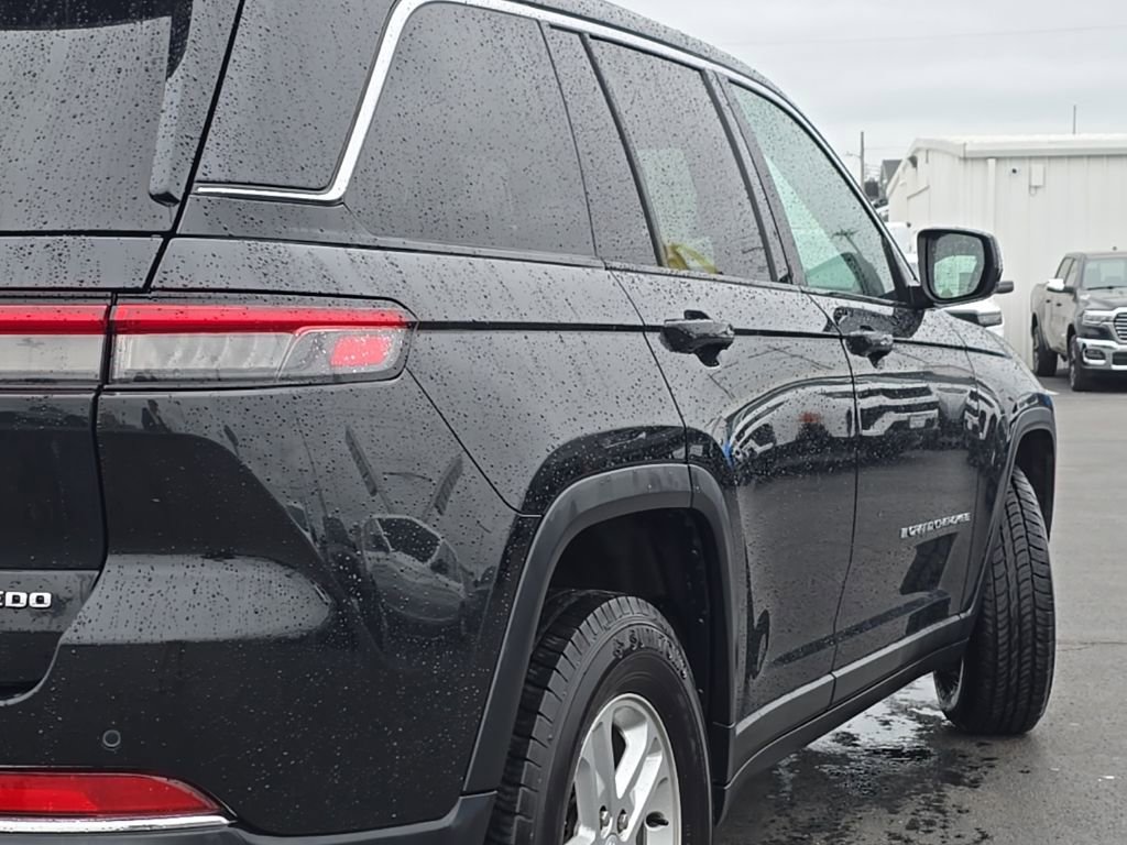 Used 2024 Jeep Grand Cherokee Laredo AWD/4WD image 66