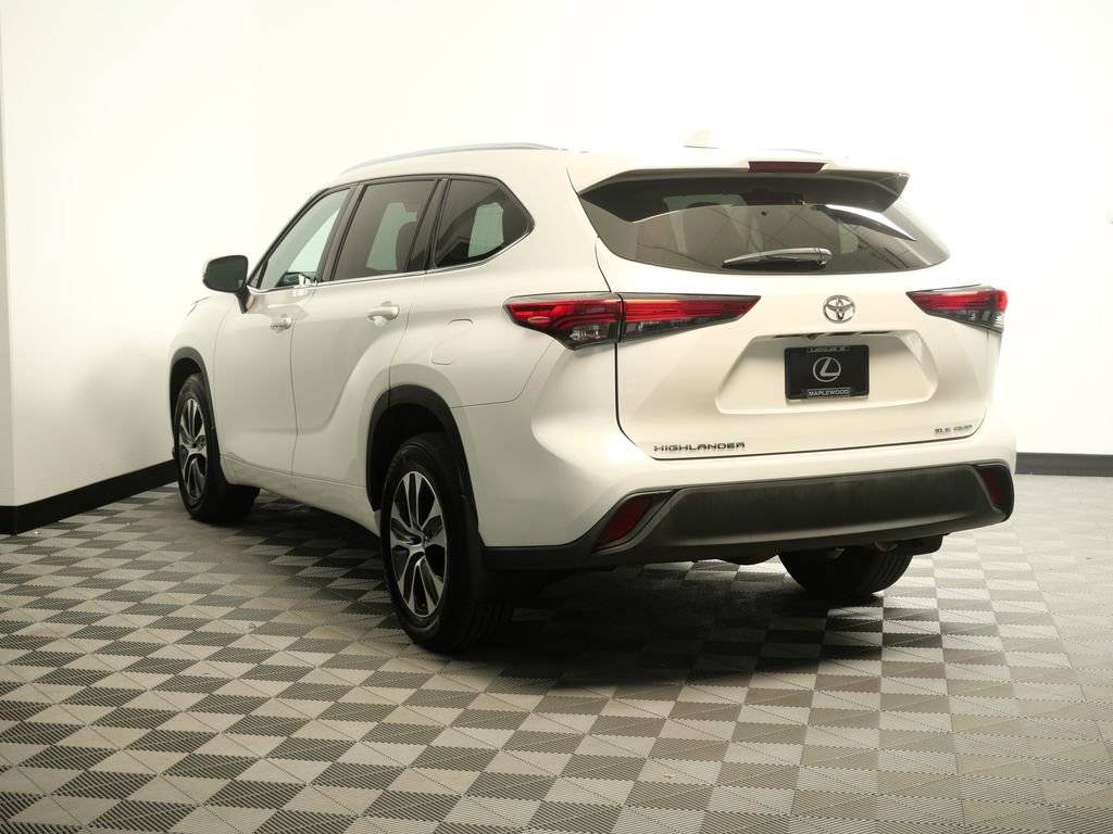 Used 2021 Toyota Highlander XLE AWD/4WD image 7