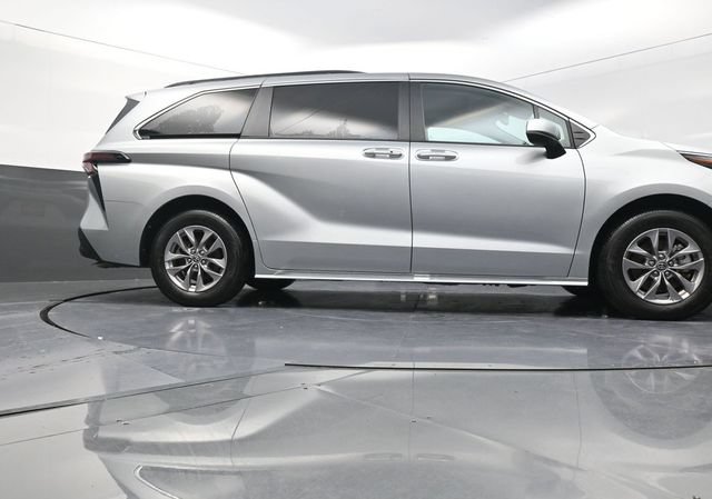 Used 2025 Toyota Sienna XLE FWD image 37