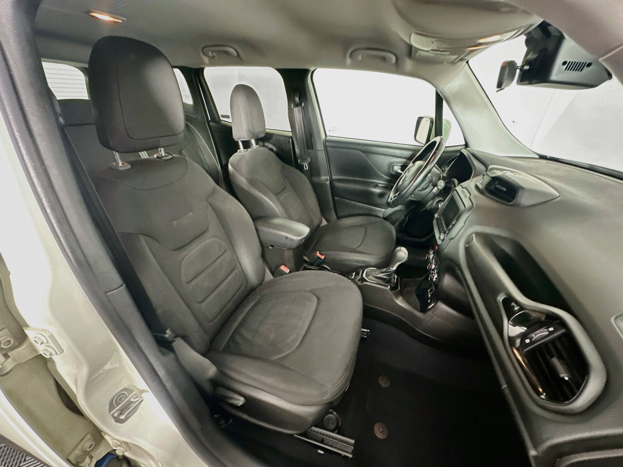 Used 2017 Jeep Renegade Altitude FWD image 28