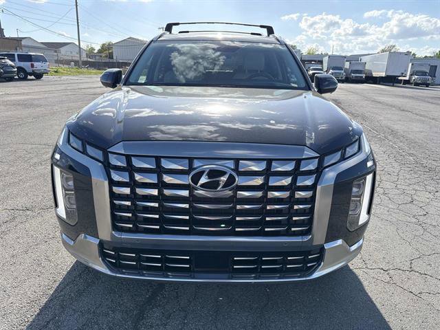 Used 2023 Hyundai Palisade Calligraphy image 2