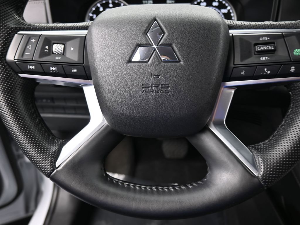 Used 2023 Mitsubishi Outlander SE image 35