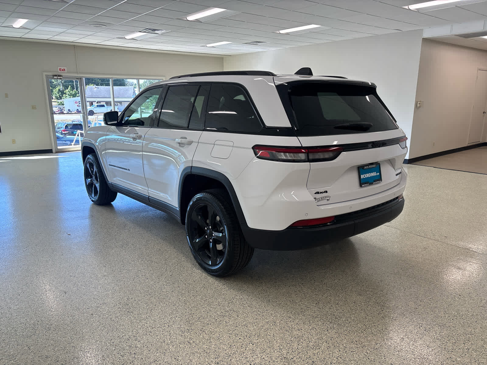 New 2025 Jeep Grand Cherokee Limited w/ Black Appearance Package image 8