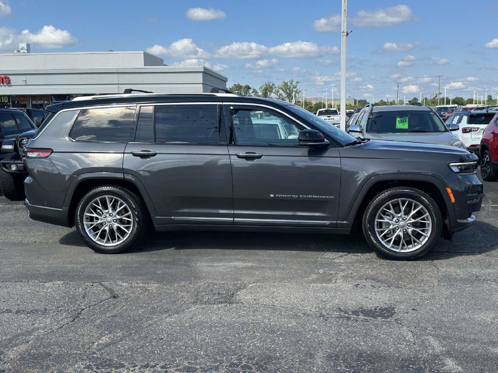 Used 2023 Jeep Grand Cherokee L Summit AWD/4WD image 2