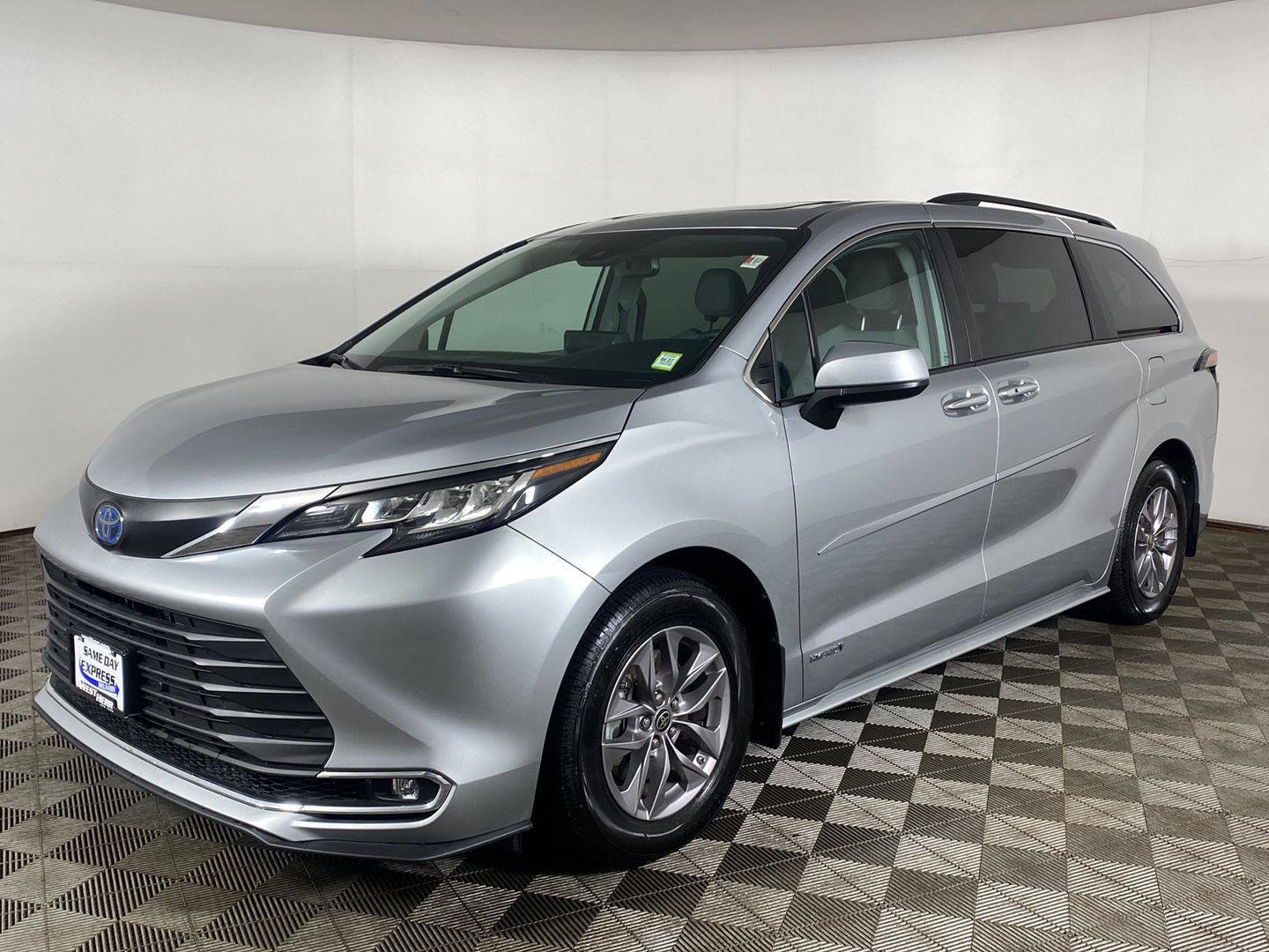 Used 2021 Toyota Sienna XLE AWD/4WD image 2