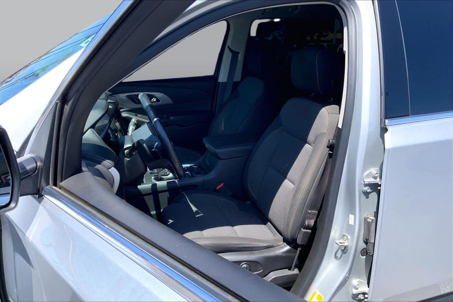 Used 2021 Chevrolet Traverse LT FWD image 7