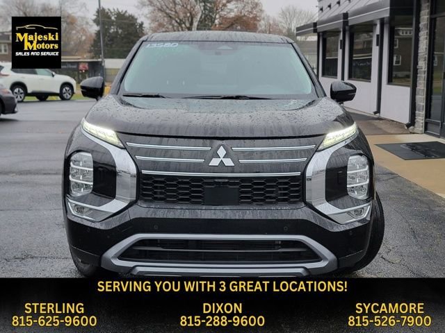 Used 2025 Mitsubishi Outlander SE image 2