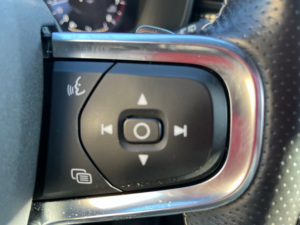 Used 2019 Volvo XC40 T5 R-Design image 14