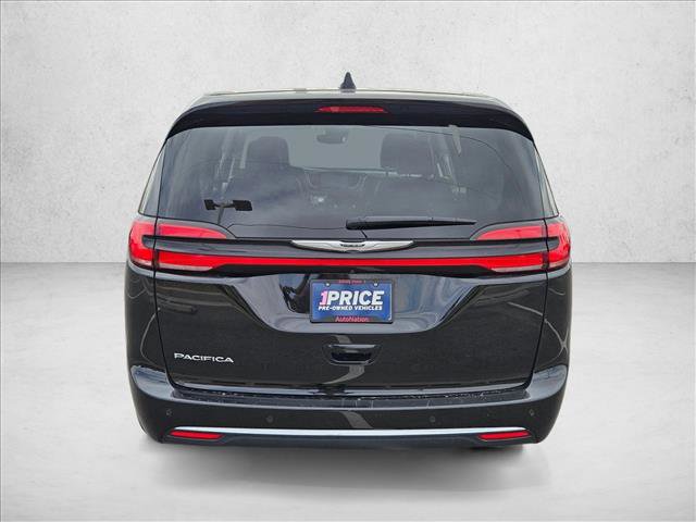 Used 2024 Chrysler Pacifica Touring-L image 7