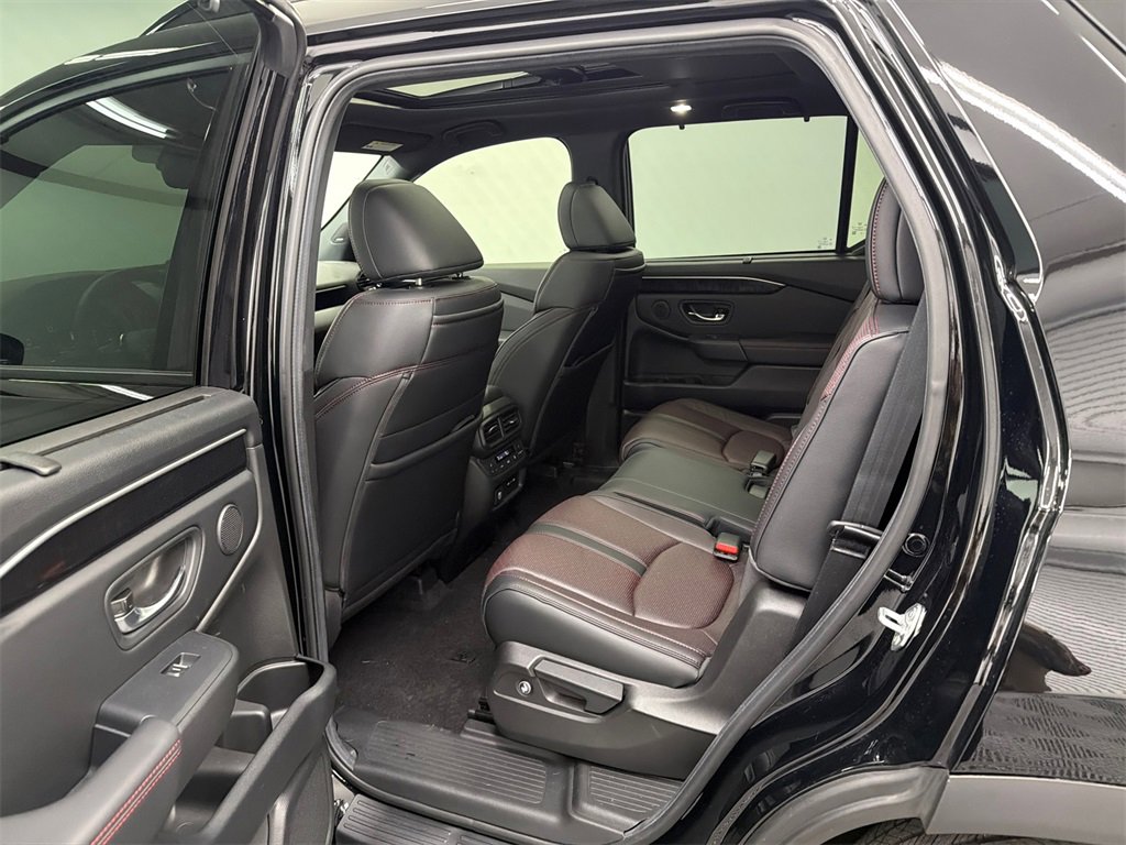 Used 2025 Honda Pilot Black Edition image 23