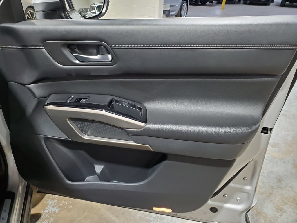 Used 2022 Nissan Pathfinder Platinum w/ Cargo Package FWD image 16