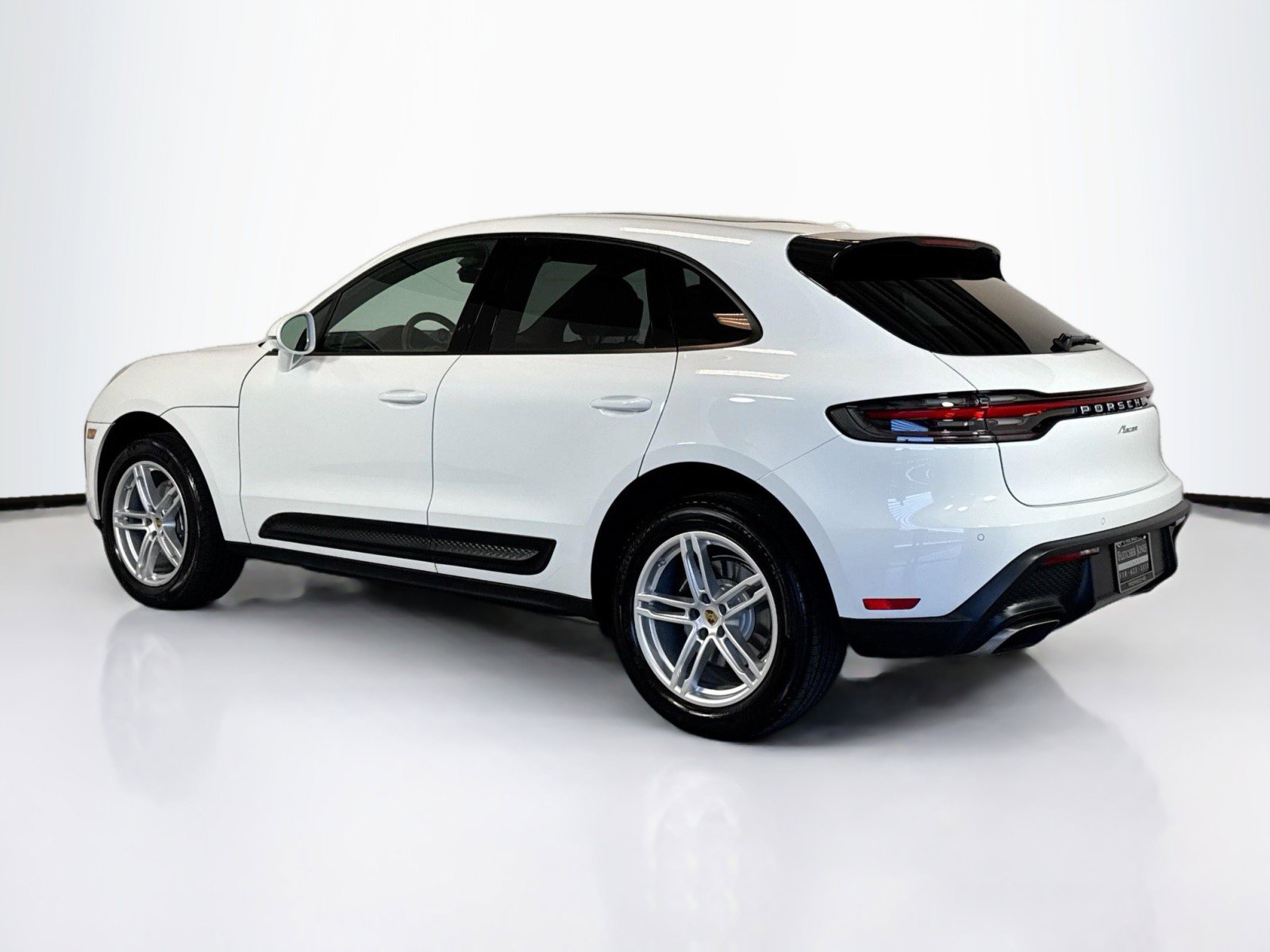 Certified 2026 Porsche Macan AWD/4WD image 3