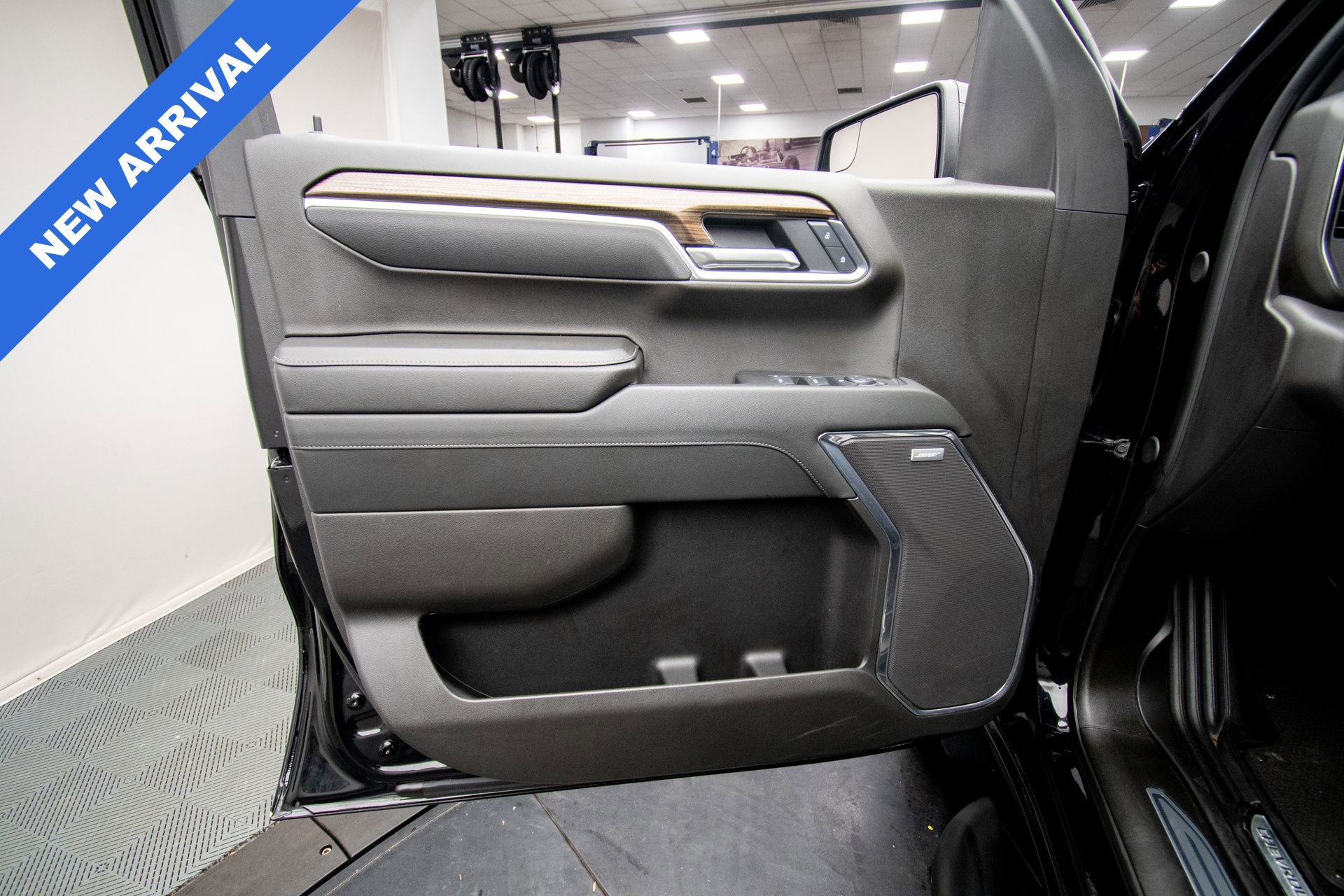 Used 2025 Chevrolet Silverado 1500 LT Trail Boss w/ Convenience Package II AWD/4WD image 32