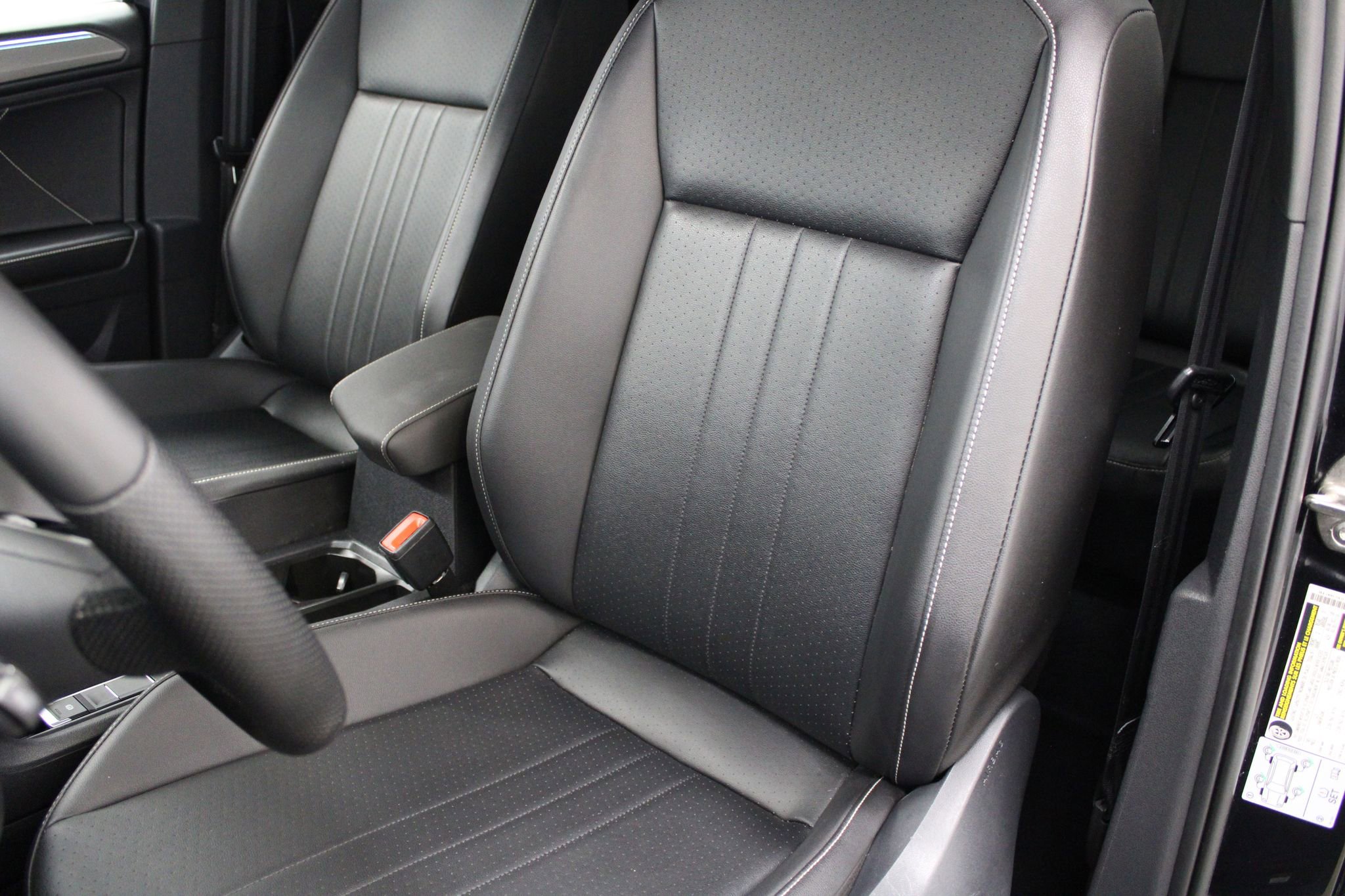 Used 2022 Volkswagen Tiguan SE R-Line image 12