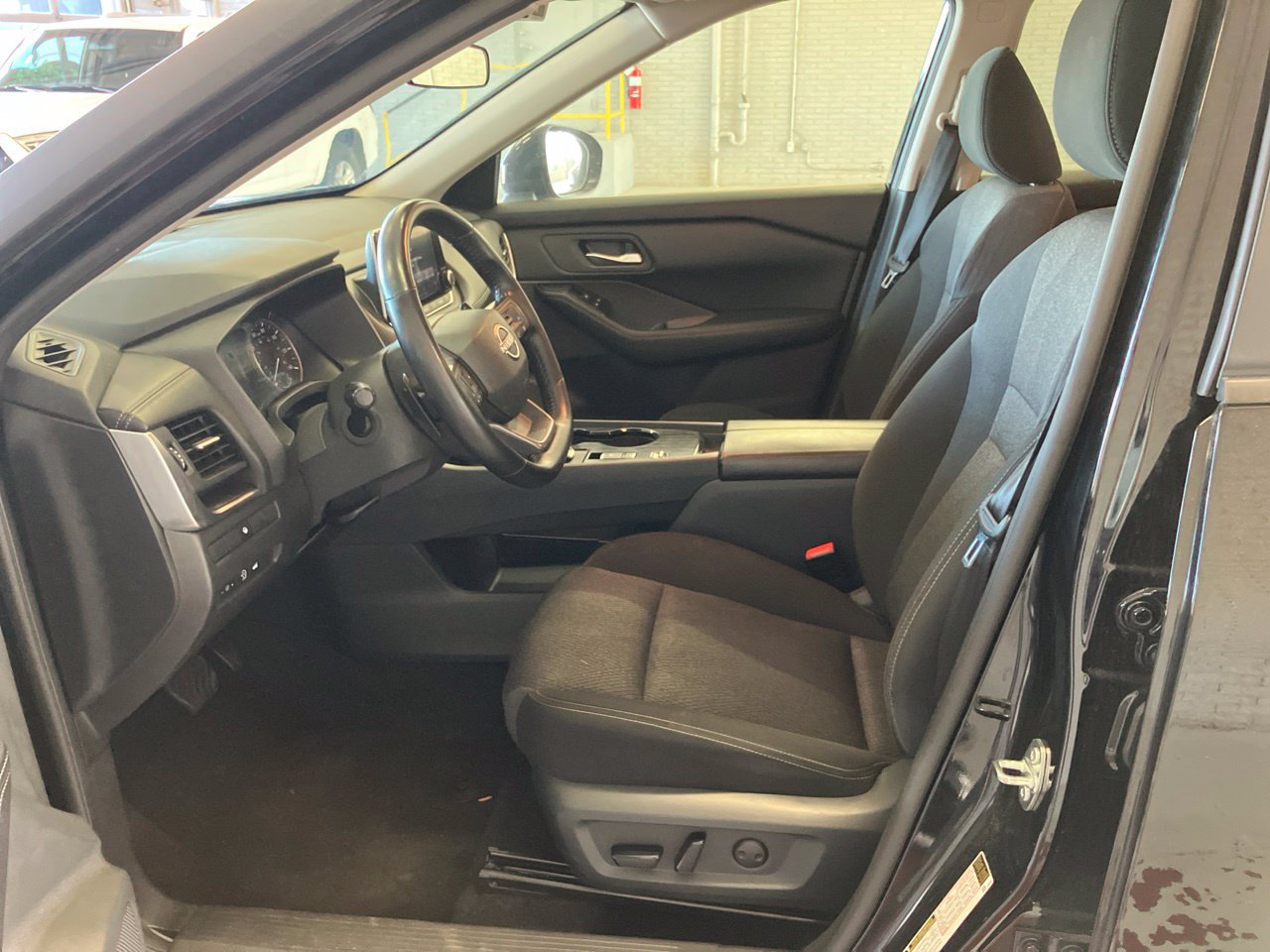 Used 2025 Nissan Rogue SV FWD image 8