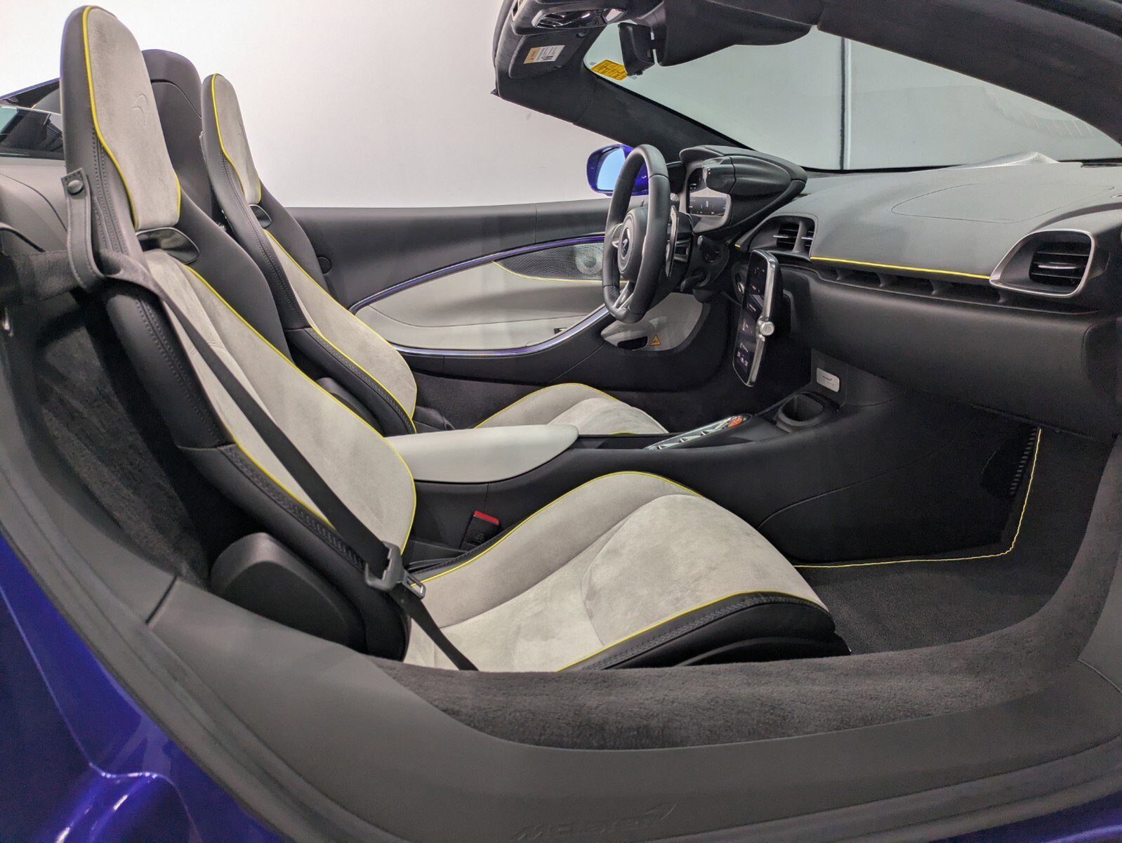 Used 2025 McLaren Artura Spider image 20