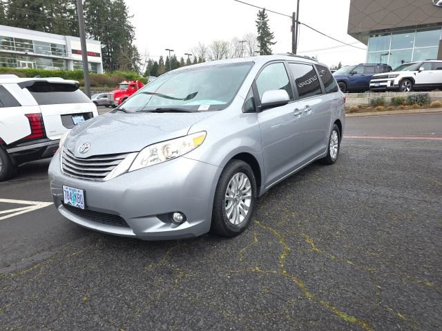 Used 2017 Toyota Sienna XLE w/ XLE Navigation Package image 3