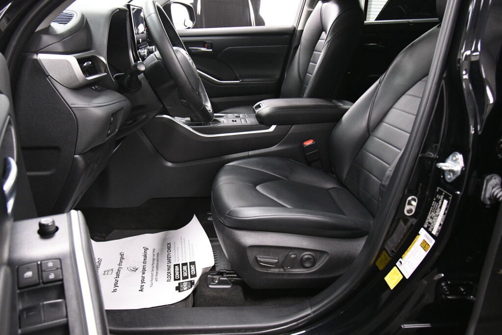 Used 2023 Toyota Highlander XLE AWD/4WD image 9