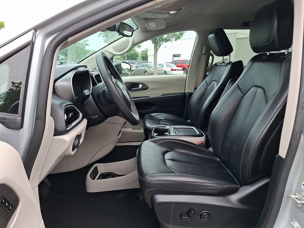 Used 2024 Chrysler Pacifica Touring-L FWD image 16