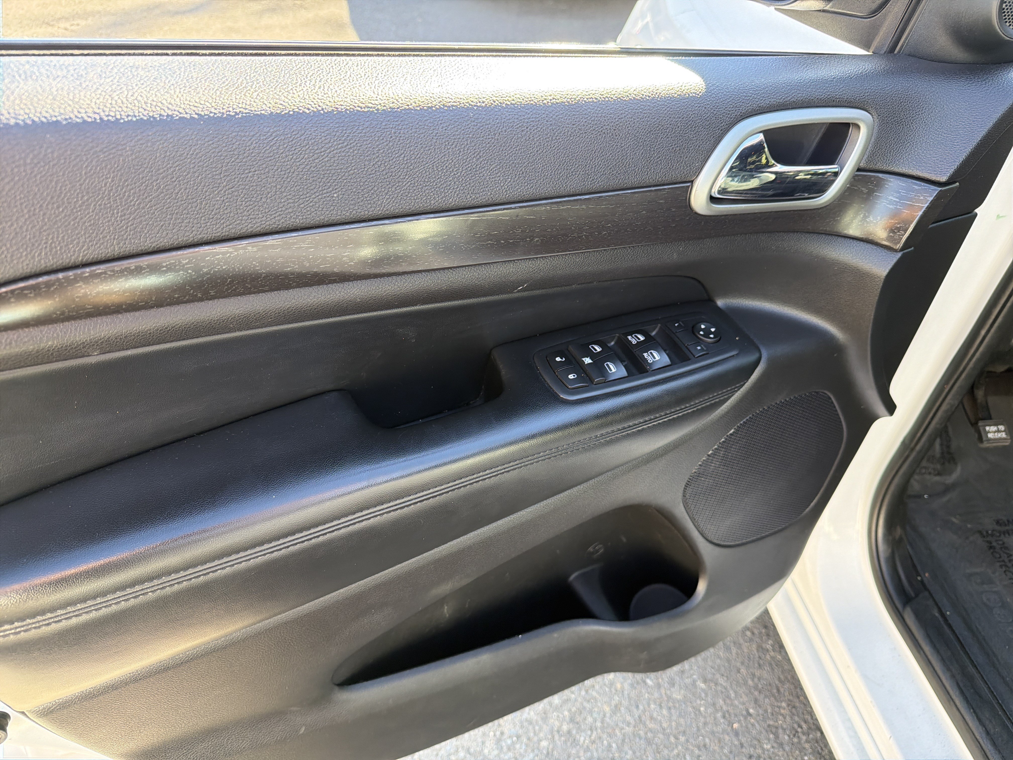 Used 2017 Jeep Grand Cherokee Altitude RWD image 12