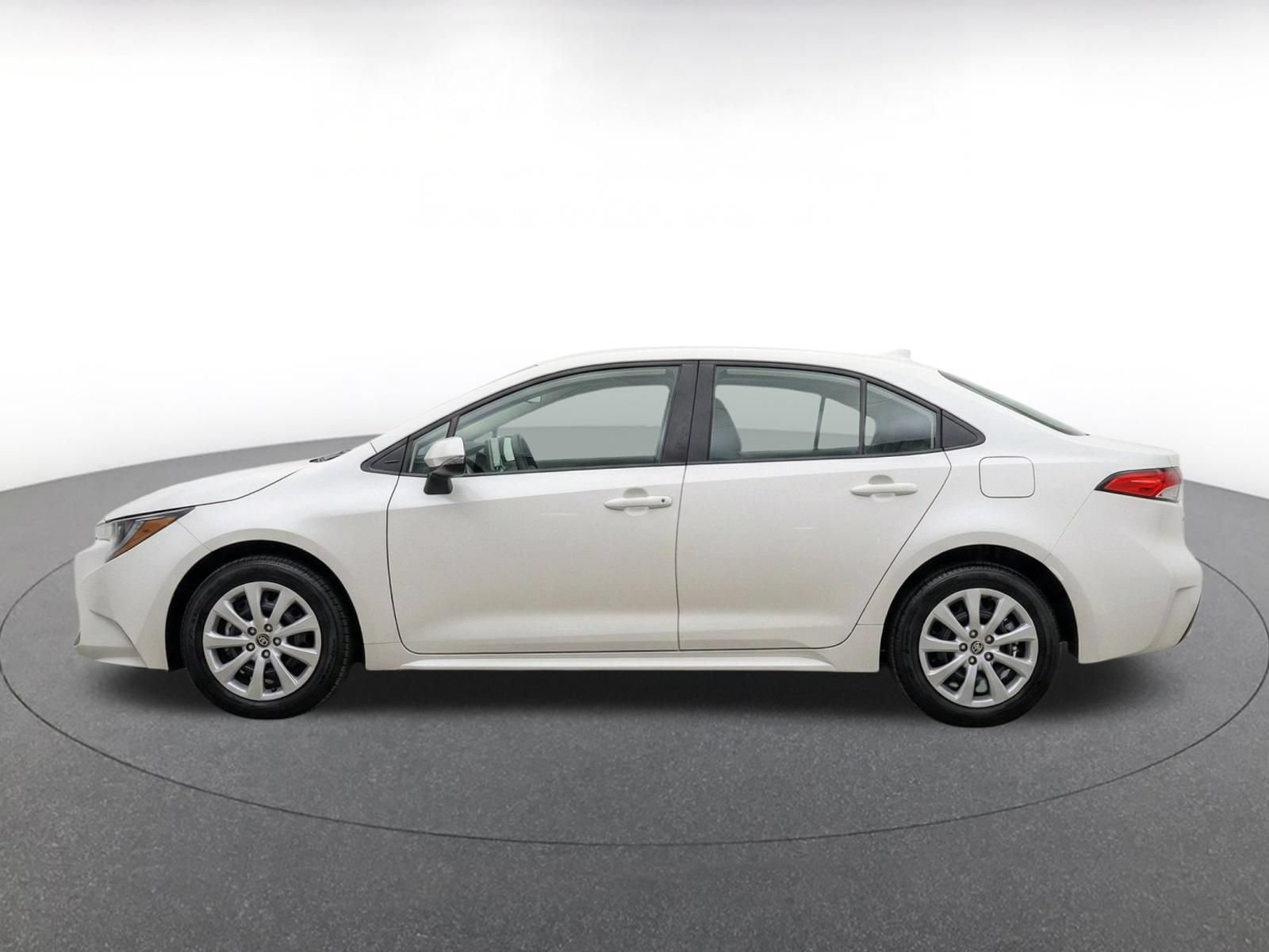 Used 2025 Toyota Corolla LE FWD image 4