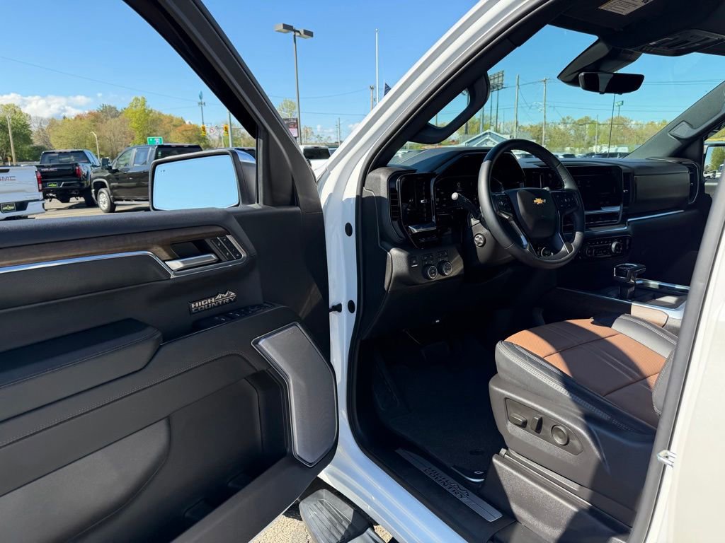 Used 2024 Chevrolet Silverado 1500 High Country w/ Technology Package AWD/4WD image 16