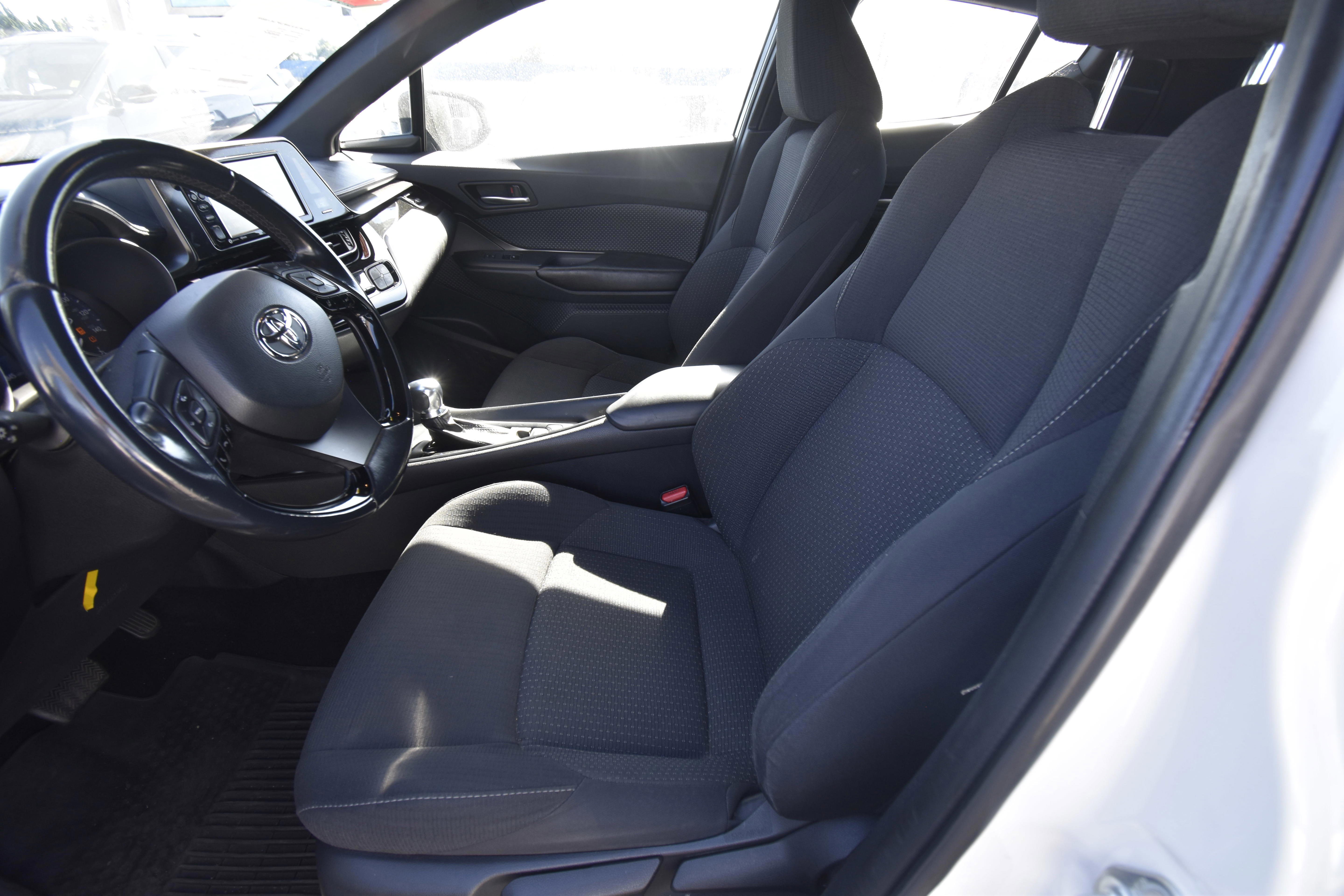 Used 2018 Toyota C-HR XLE image 7