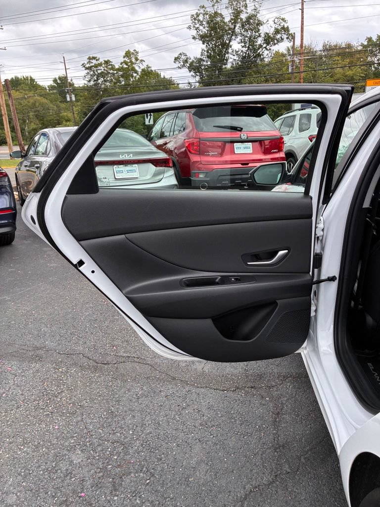 Used 2025 Hyundai Elantra Limited FWD image 24