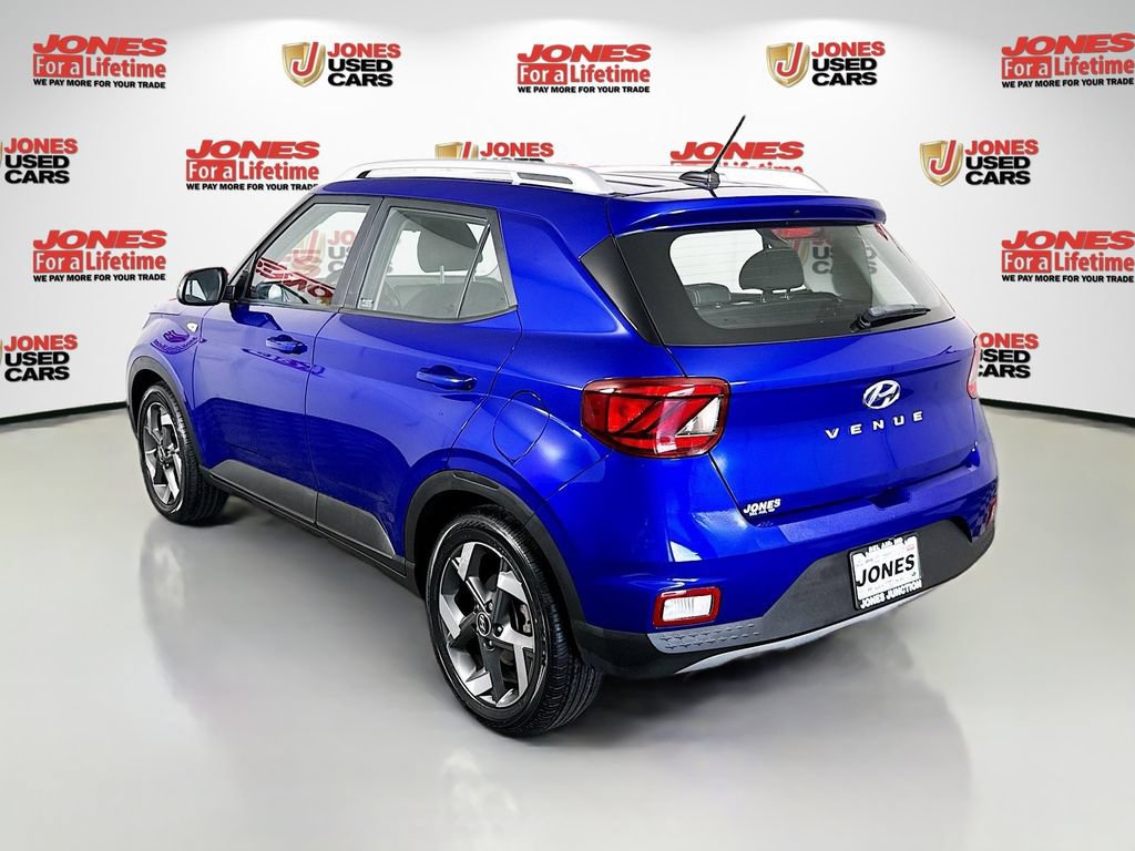 Used 2023 Hyundai Venue SEL FWD image 2