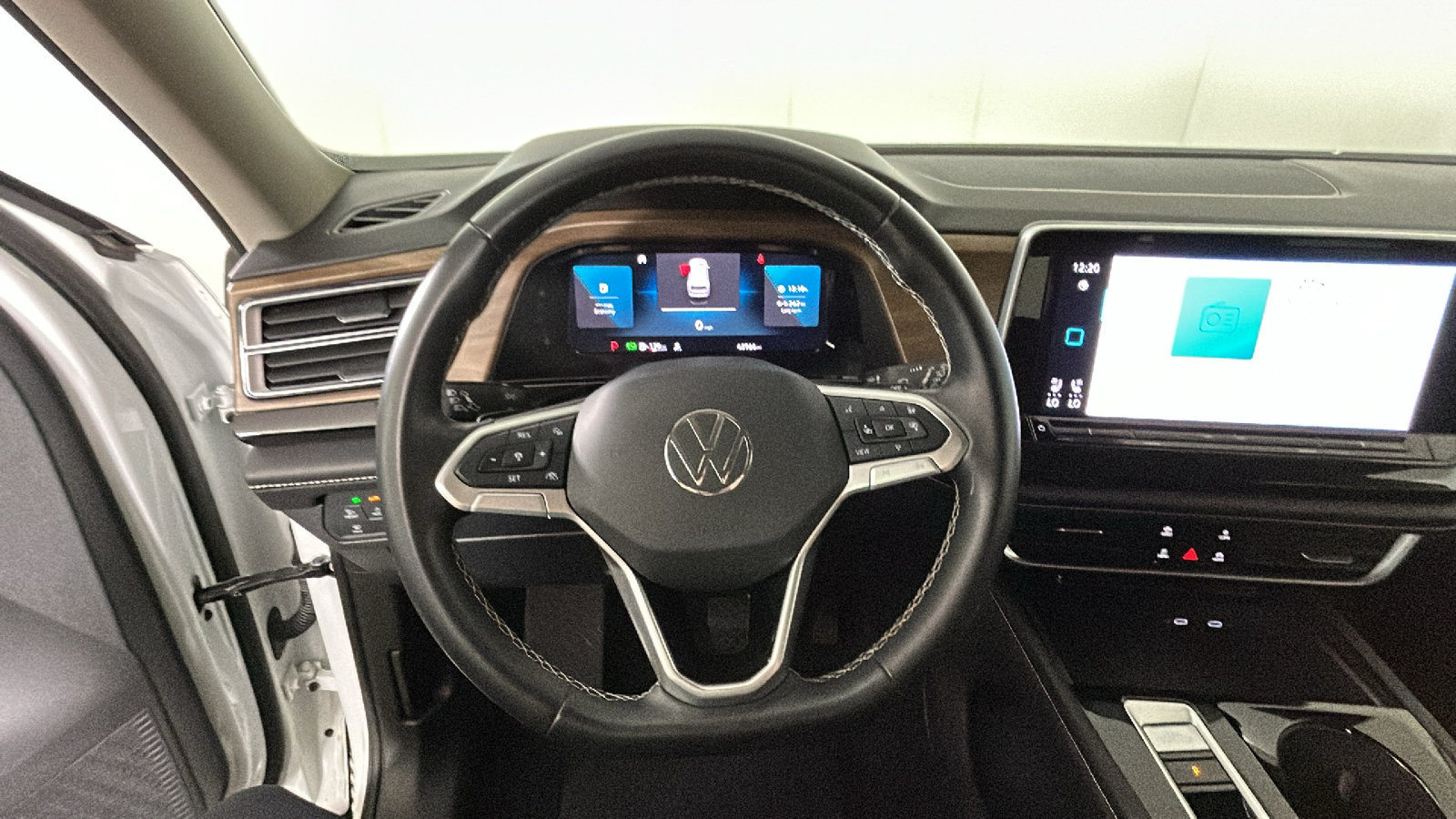 Used 2025 Volkswagen Atlas SE AWD/4WD image 16