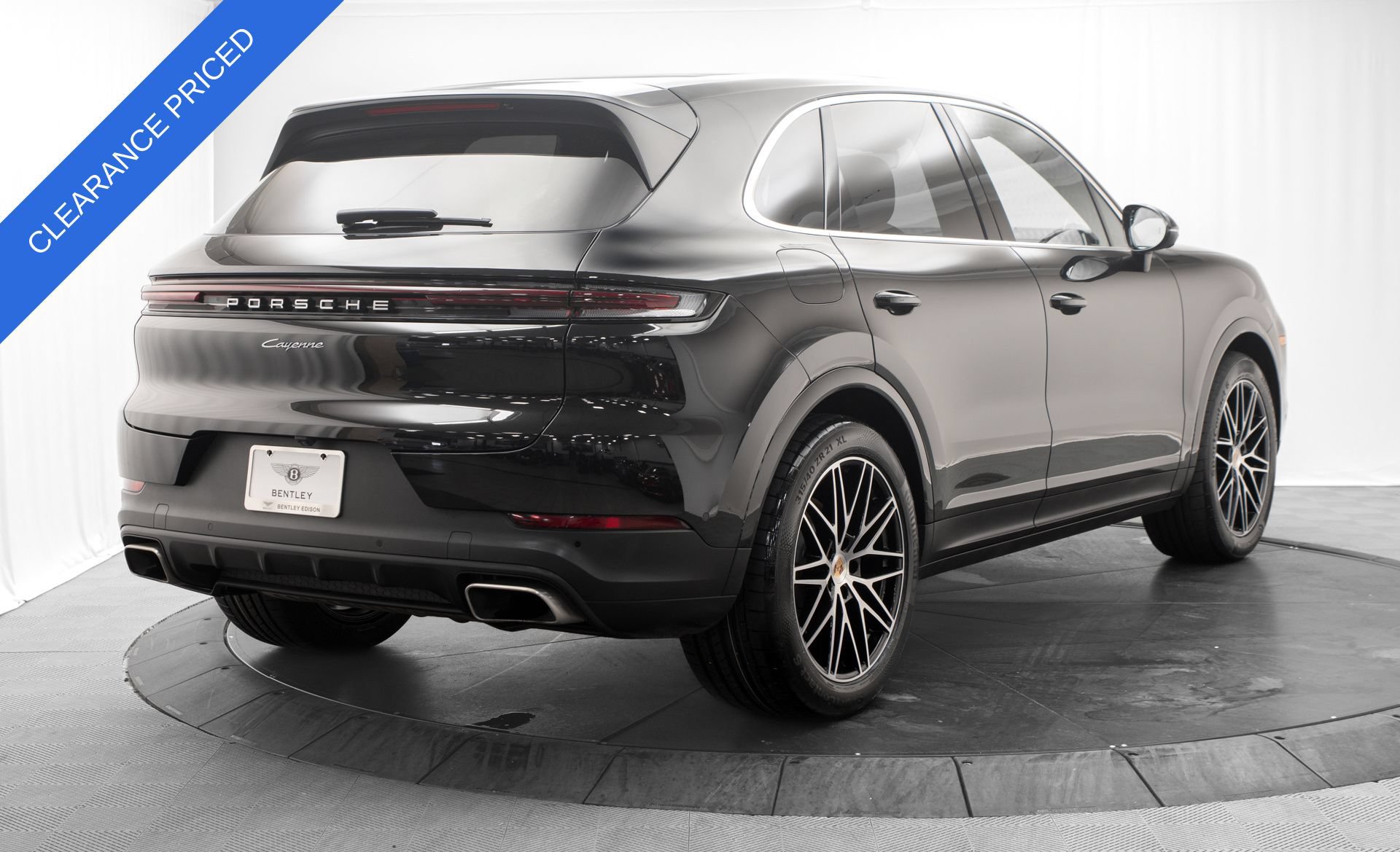 Used 2025 Porsche Cayenne AWD/4WD image 3