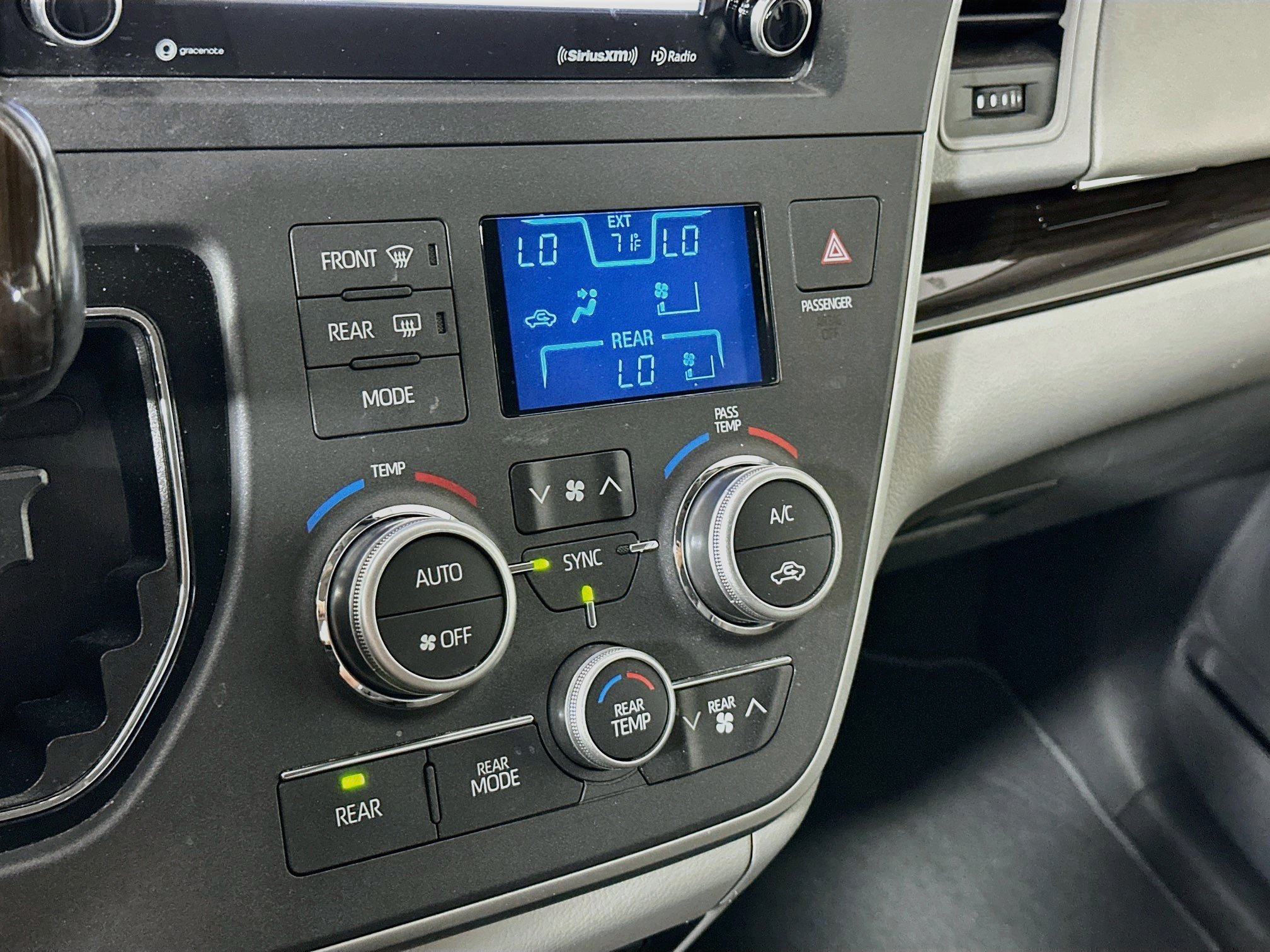 Used 2020 Toyota Sienna XLE Premium FWD image 23