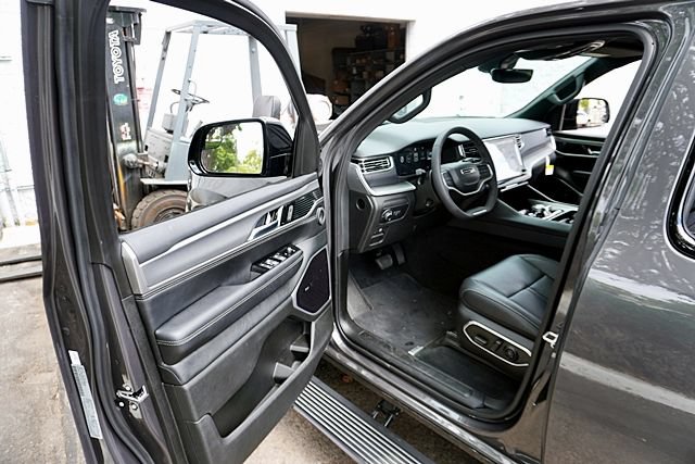 Used 2026 Jeep Grand Wagoneer Limited AWD/4WD image 45