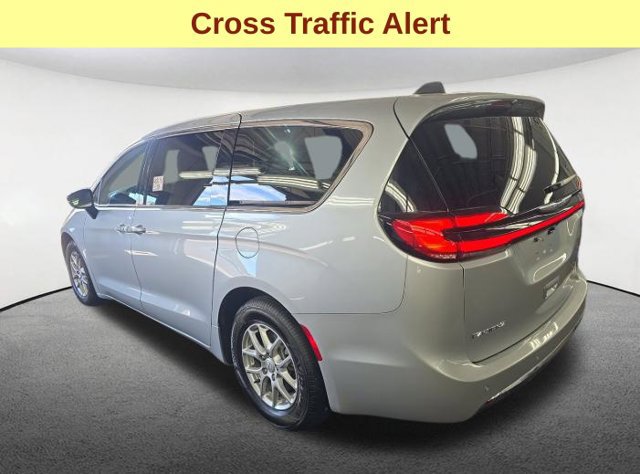 Used 2026 Chrysler Pacifica Select FWD image 10