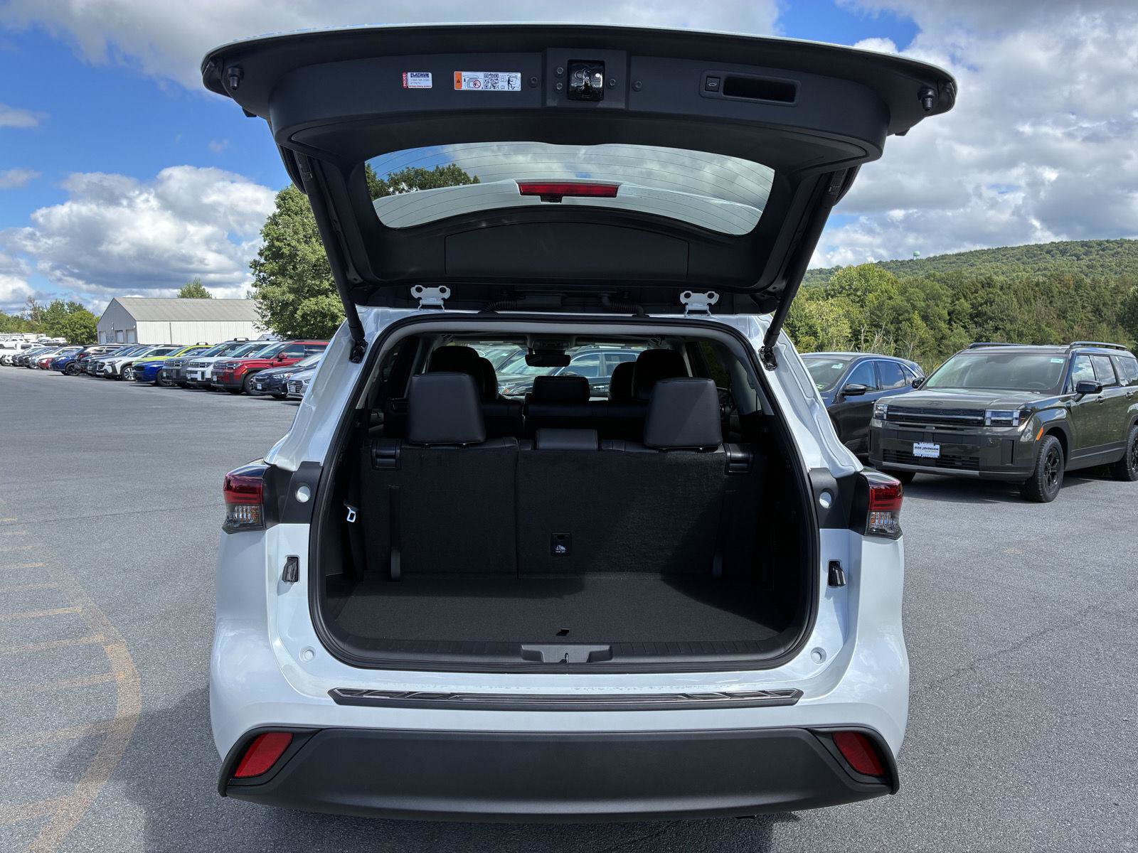 Used 2026 Toyota Highlander XLE AWD/4WD image 12