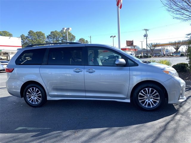 Used 2020 Toyota Sienna Limited image 9