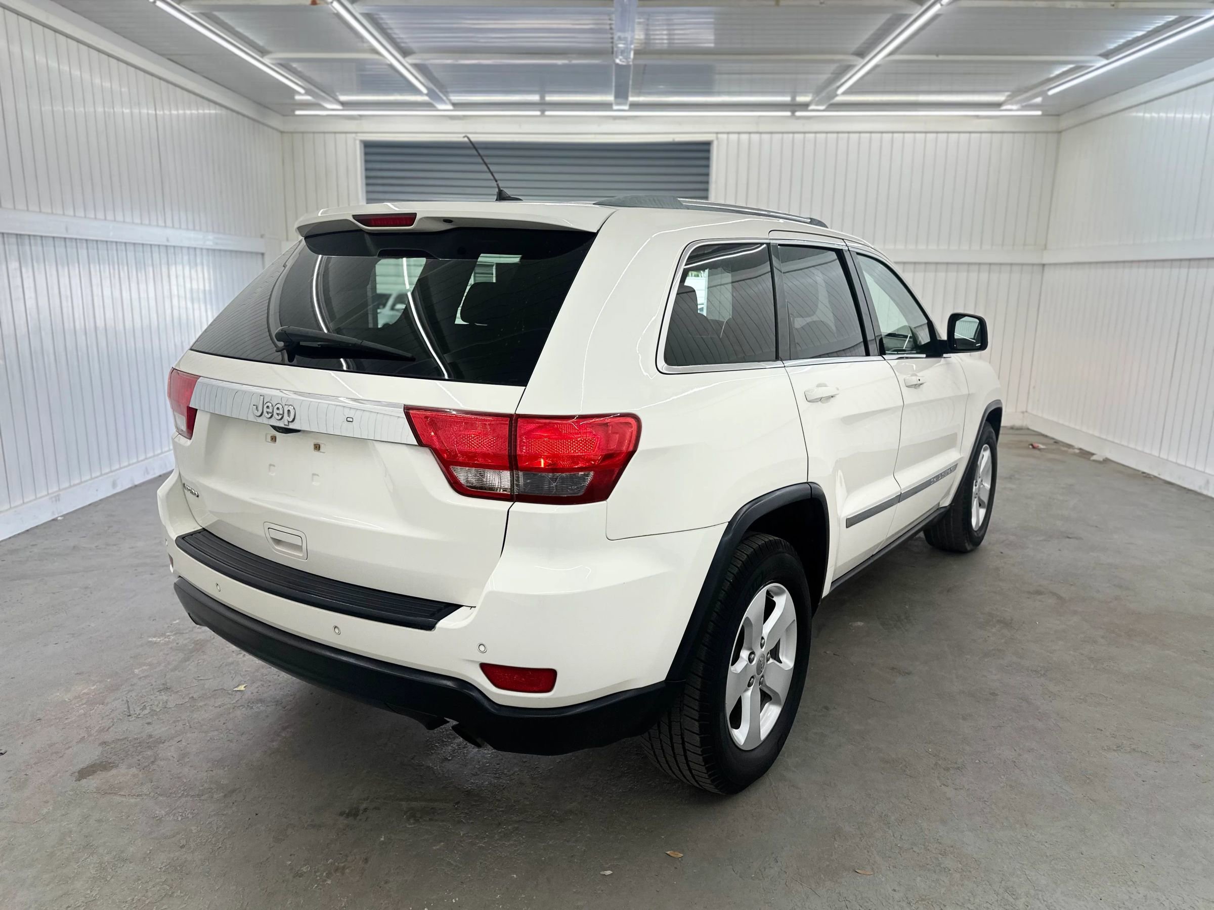 Used 2011 Jeep Grand Cherokee Laredo RWD image 5