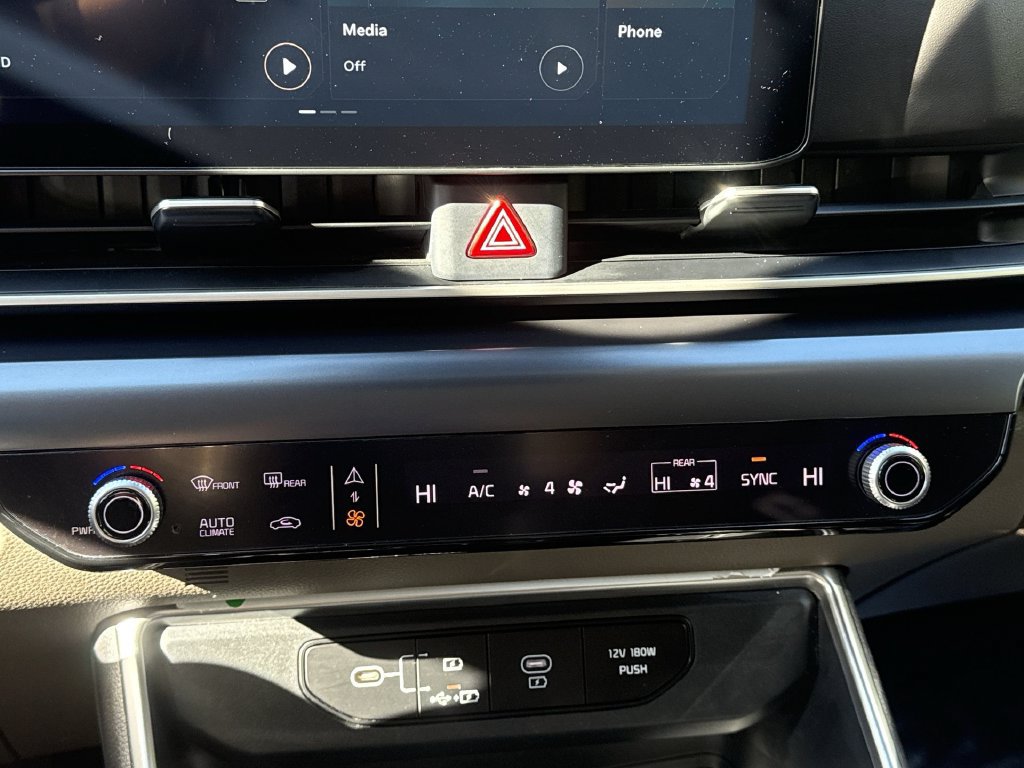 Used 2025 Kia Carnival FWD image 16