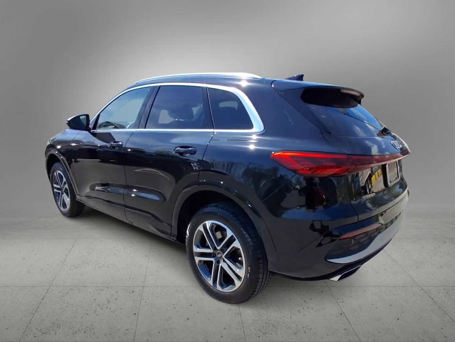 Certified 2025 Audi Q5 Premium w/ 19" Wheel Package AWD/4WD image 6