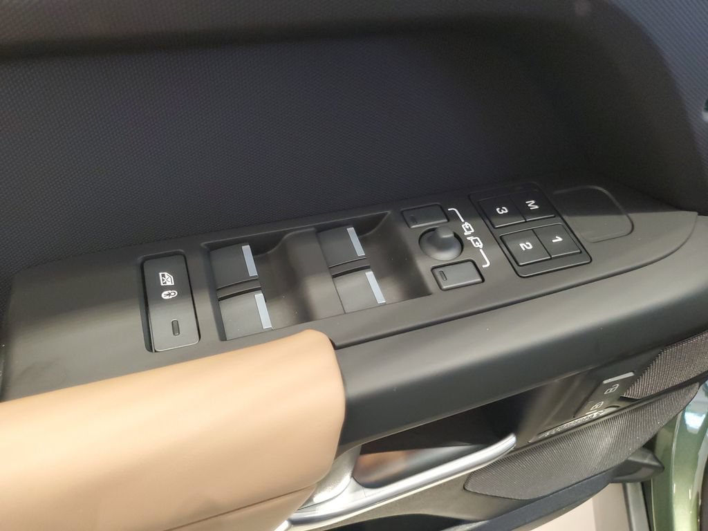 New 2026 Land Rover Defender 130 X-Dynamic SE AWD/4WD image 8
