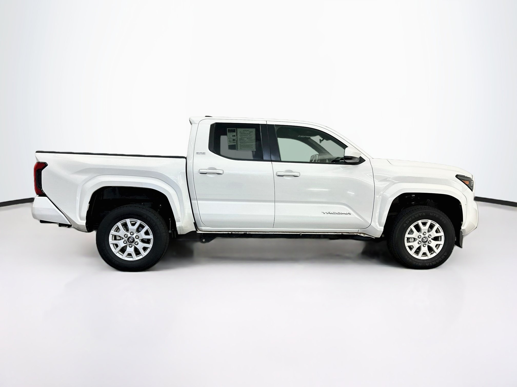 Used 2024 Toyota Tacoma SR5 AWD/4WD image 10