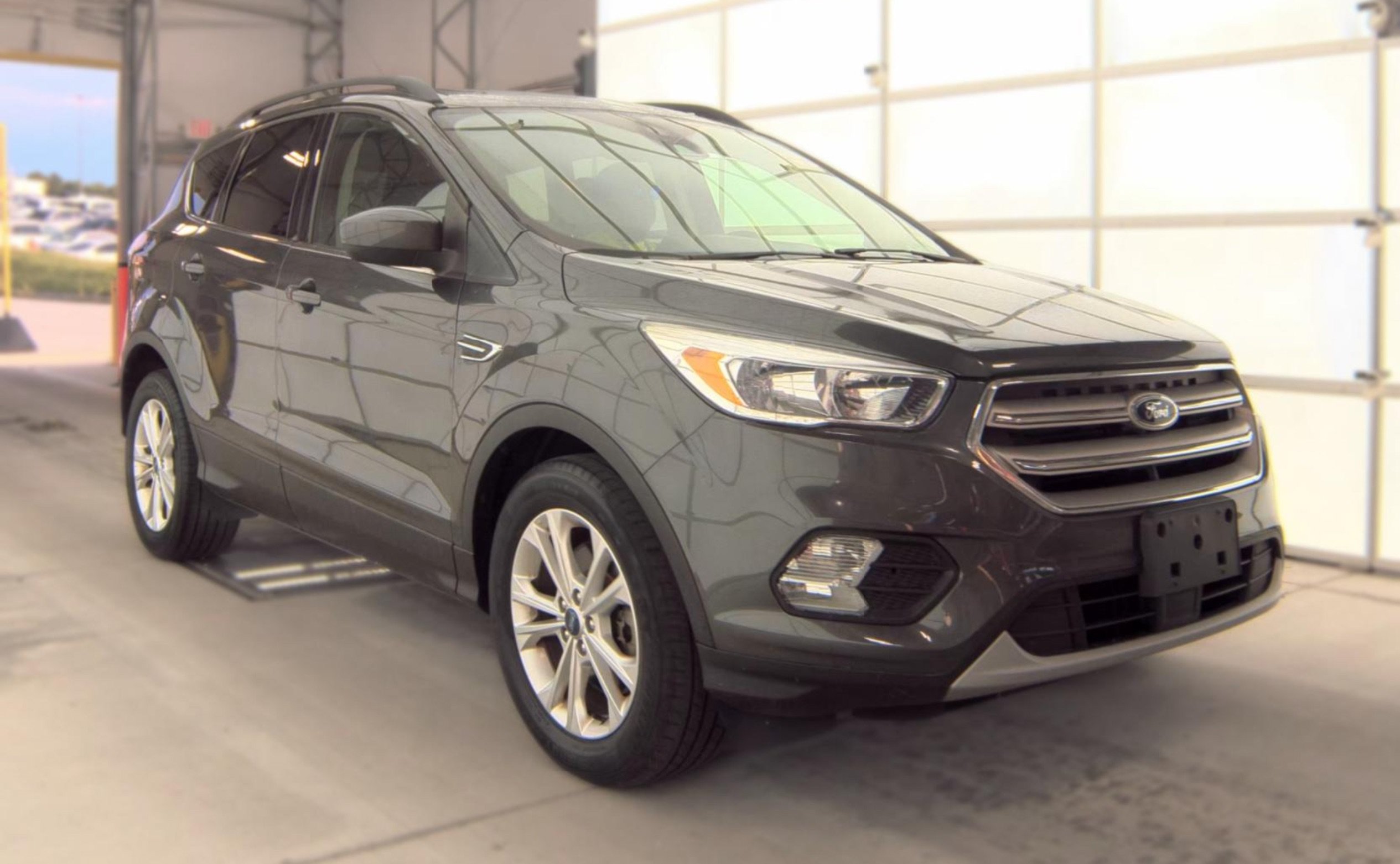 Used 2018 Ford Escape SE w/ Ford Safe & Smart Package AWD/4WD image 3