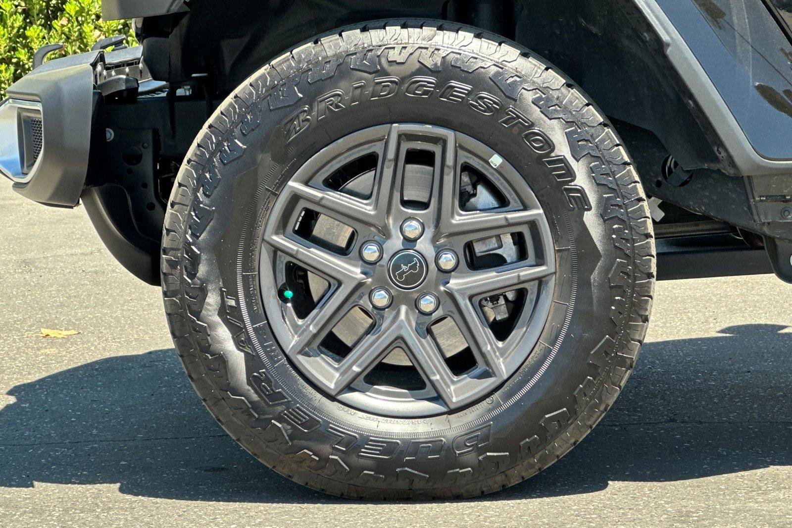 Certified 2025 Jeep Gladiator Sport AWD/4WD image 23