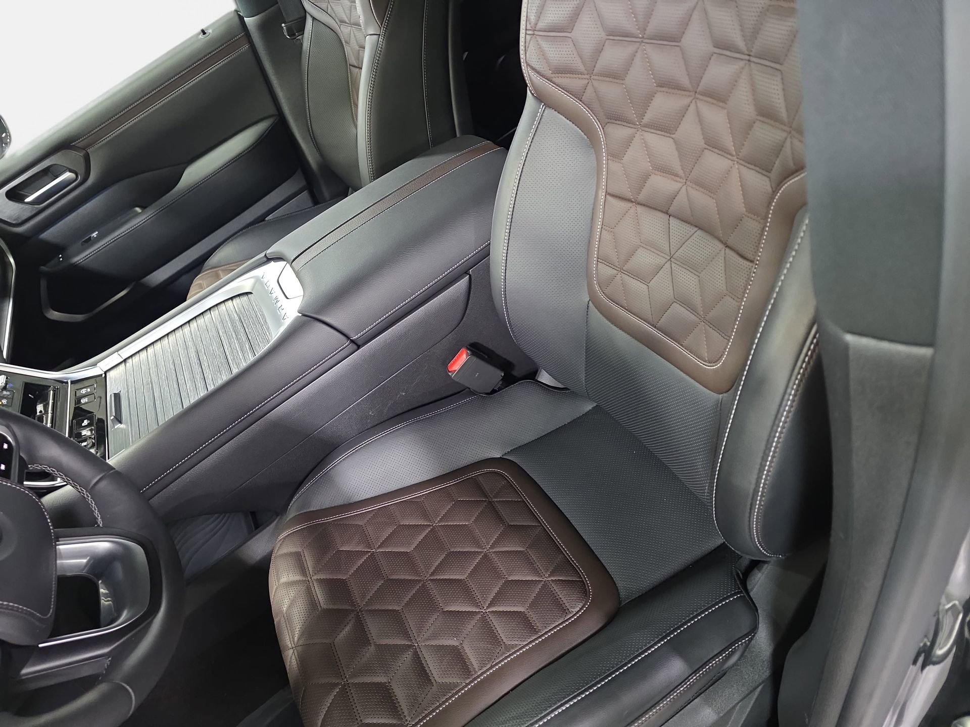 Used 2025 Nissan Armada Platinum Reserve image 15