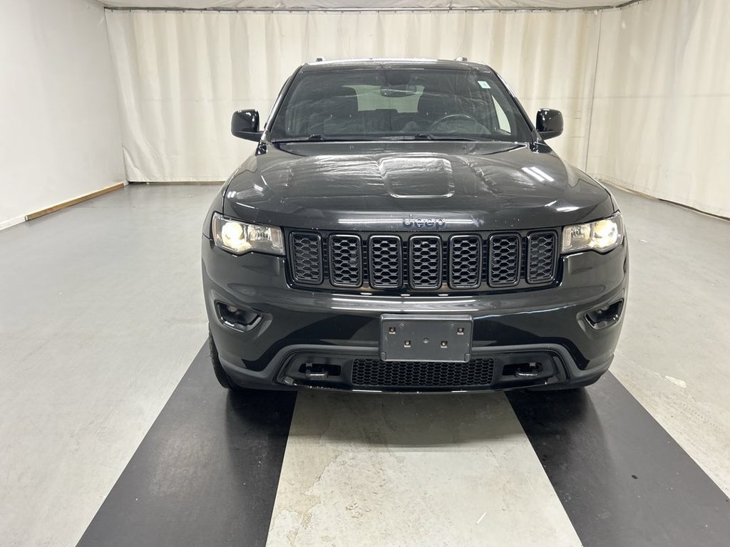 Used 2018 Jeep Grand Cherokee Laredo AWD/4WD image 3