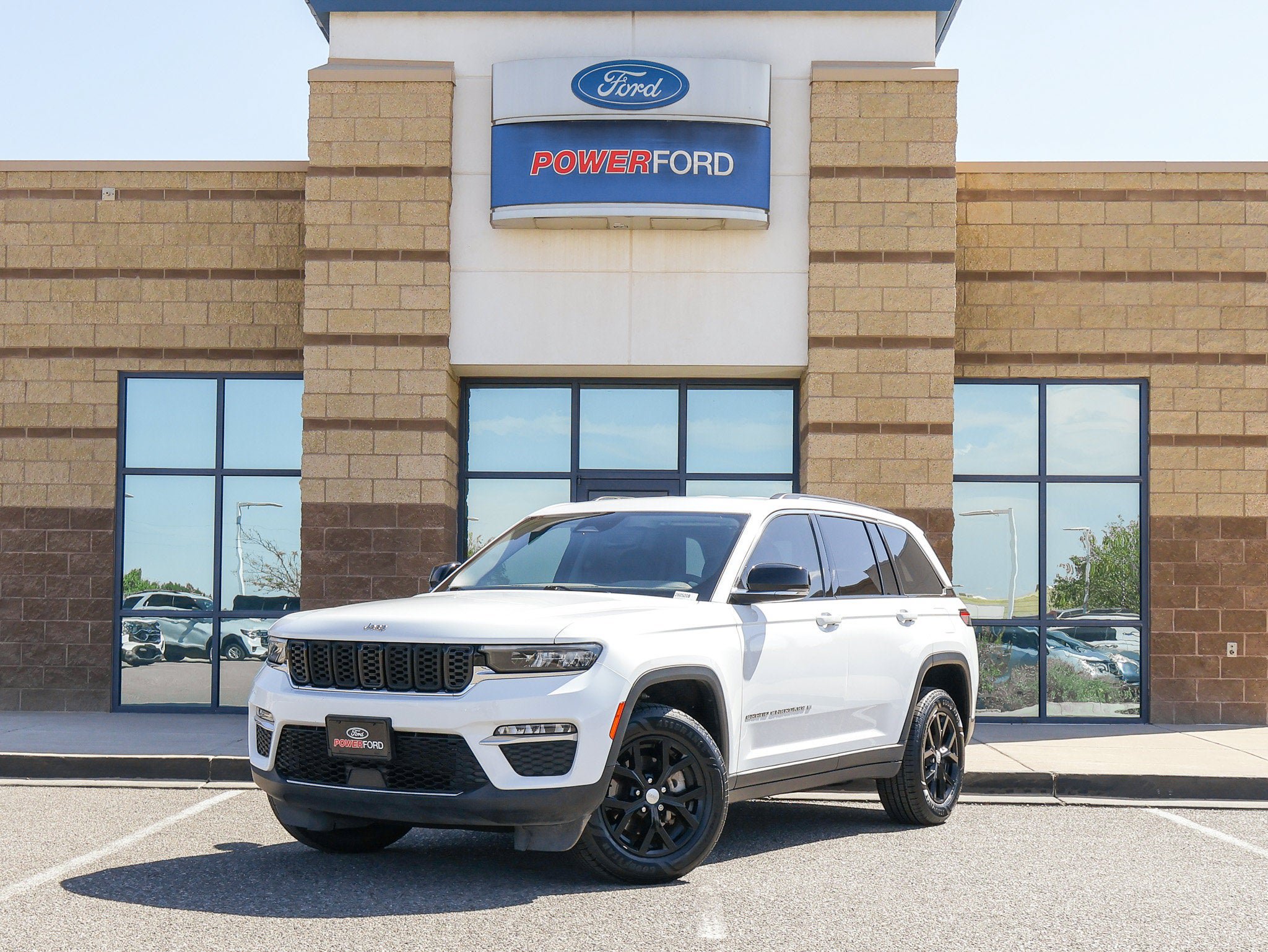Used 2023 Jeep Grand Cherokee Limited AWD/4WD image 2