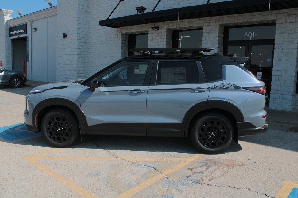 New 2025 Mitsubishi Outlander SE image 12