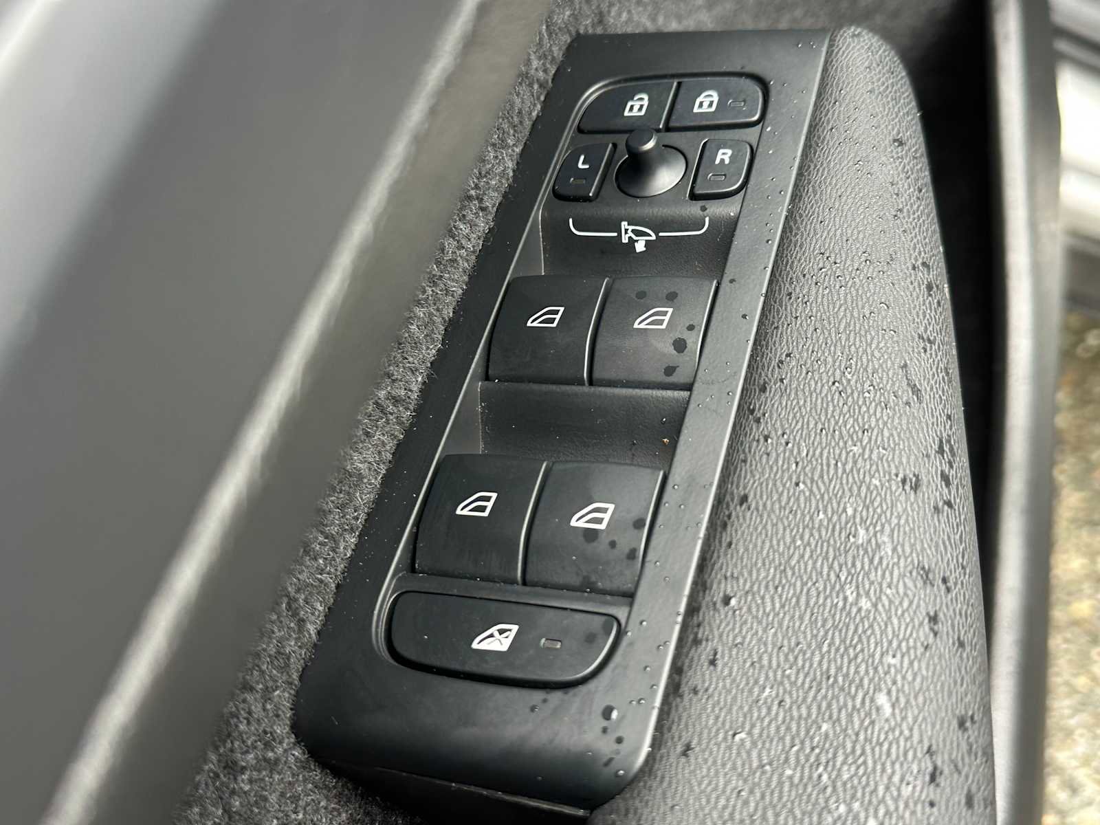 Certified 2025 Volvo XC40 B5 Plus AWD/4WD image 22