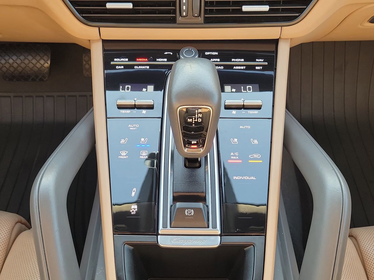 Used 2023 Porsche Cayenne Platinum Edition image 18