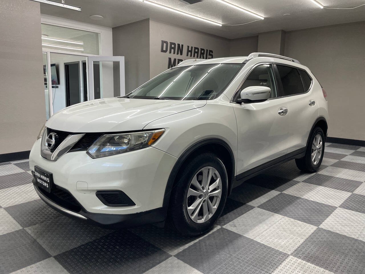 Used 2015 Nissan Rogue SV FWD image 2